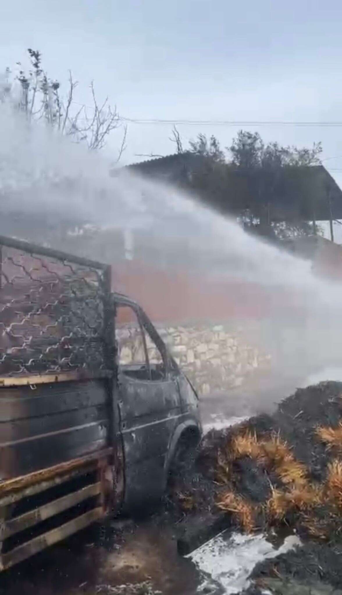 Muğla’da Samanlık Yangını Paniği: Çiftçinin Kamyoneti Küle Döndü 5